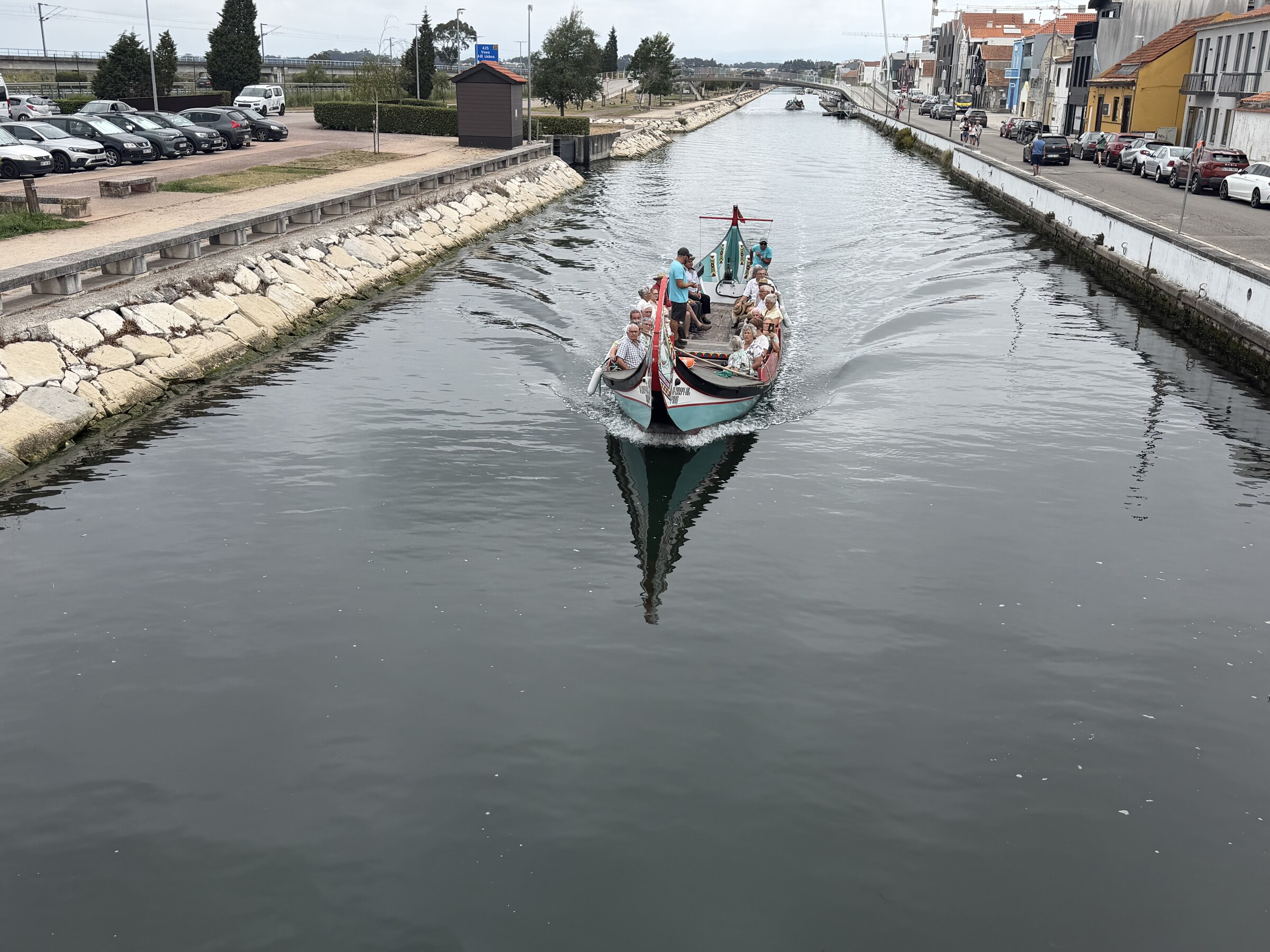 Kanalperspektive in Aveiro mit einem Moliceiro-Boot